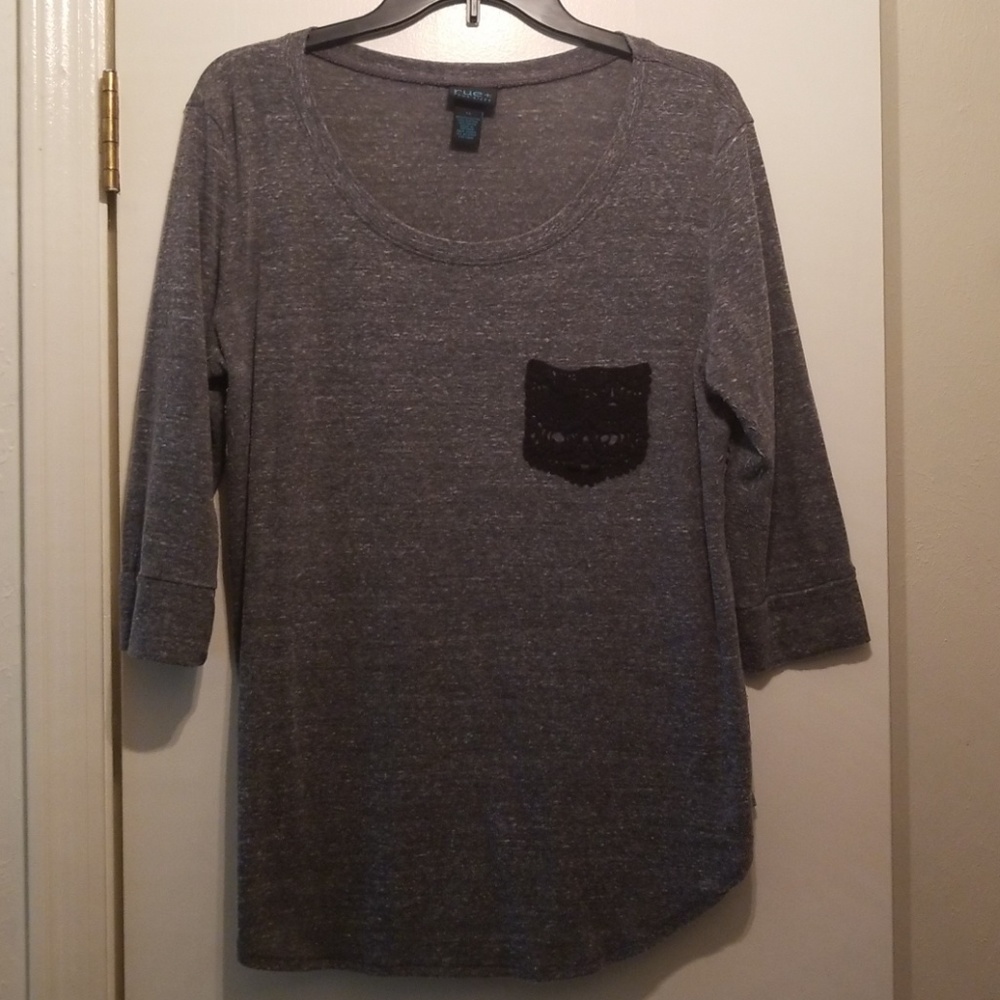 Cute top with lace pocket